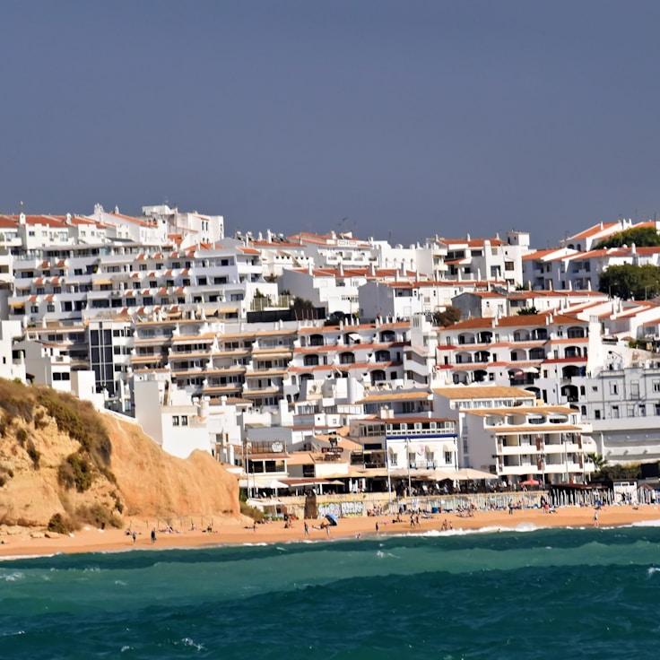 Family terraces and cafés for calm evenings in Toronto